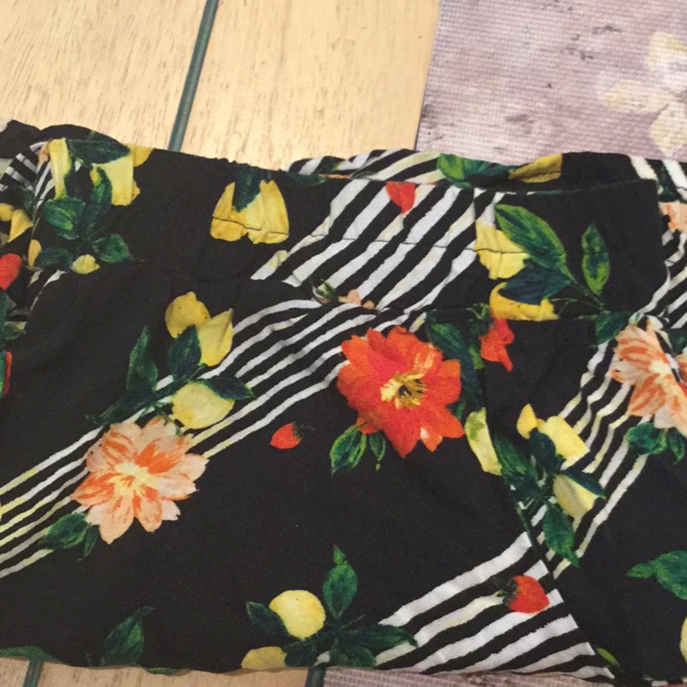 Juniors shorts size Xl - Picture 3 of 4